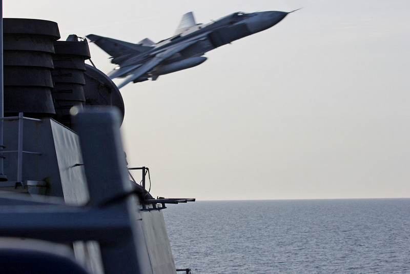 Су-24 облетает эсминец Donald Cook.