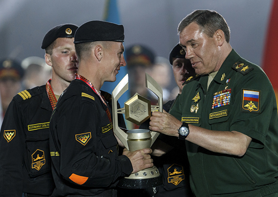 Начальник Генштаба ВС РФ генерал-полковник Валерий Герасимов вручил кубок победителя АрМИ-2017 российской сборной Начальник Генштаба ВС РФ генерал-полковник Валерий Герасимов вручил кубок победителя АрМИ-2017 российской сборной