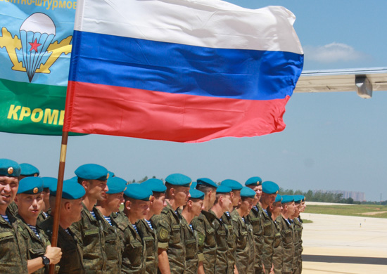 Российские десантники вместе с боевой техникой и вооружением перебрасываются из Китая в Россию Российские десантники вместе с боевой техникой и вооружением перебрасываются из Китая в Россию