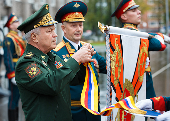 Заместитель Министра обороны Николай Панков вручил Череповецкому военному училищу радиоэлектроники орден Жукова Заместитель Министра обороны Николай Панков вручил Череповецкому военному училищу радиоэлектроники орден Жукова