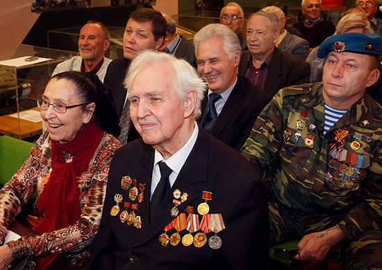 Военнослужащие 90-й танковой дивизии приняли участие в праздновании юбилея прославленного конструктора бронетехники Военнослужащие 90-й танковой дивизии приняли участие в праздновании юбилея прославленного конструктора бронетехники