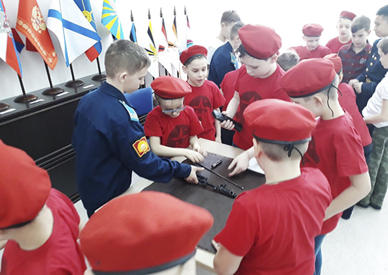 Юнармейцы Оренбуржья посетили кадетское училище Юнармейцы Оренбуржья посетили кадетское училище