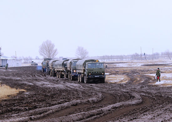 Военные водители 49-й армии ЮВО отрабатывают экстремальное вождение на случай авиационного удара условного противника Военные водители 49-й армии ЮВО отрабатывают экстремальное вождение на случай авиационного удара условного противника