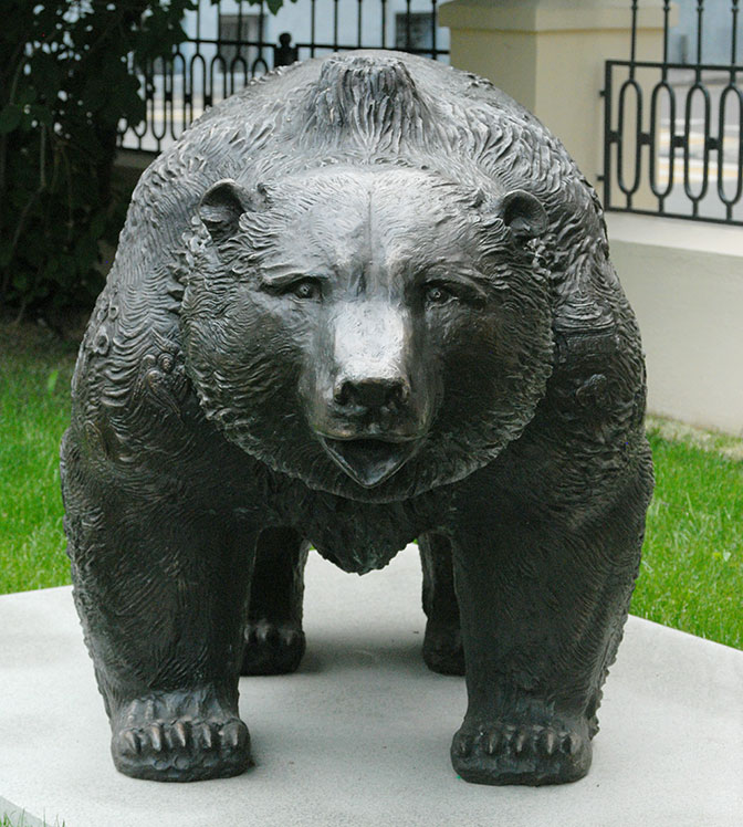 Медведь силен и. Русский медведь Рига статую.