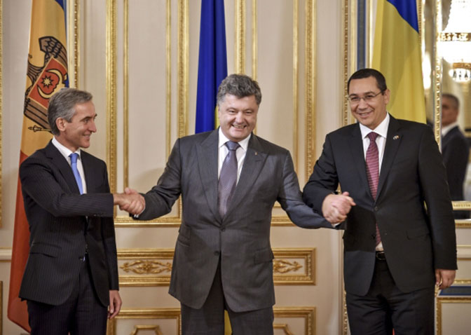 Военная клоунада Киева: зачем Украина стягивает войска к границе с Приднестровьем?
