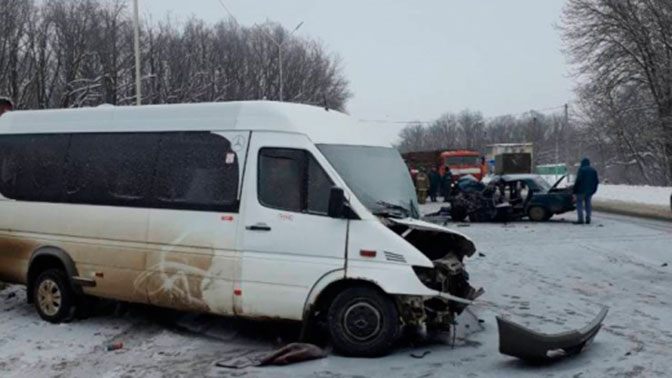 В Воронежской области при ДТП с участием микроавтобуса умер человек В Воронежской области при ДТП с участием микроавтобуса умер человек